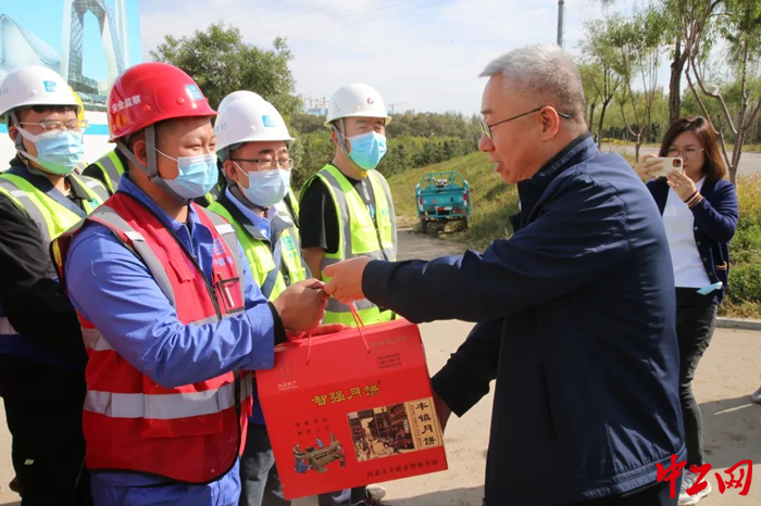 呼和浩特市总工会党组书记、副主席汪俊亭为施工人员送去慰问物资。 云杰 摄