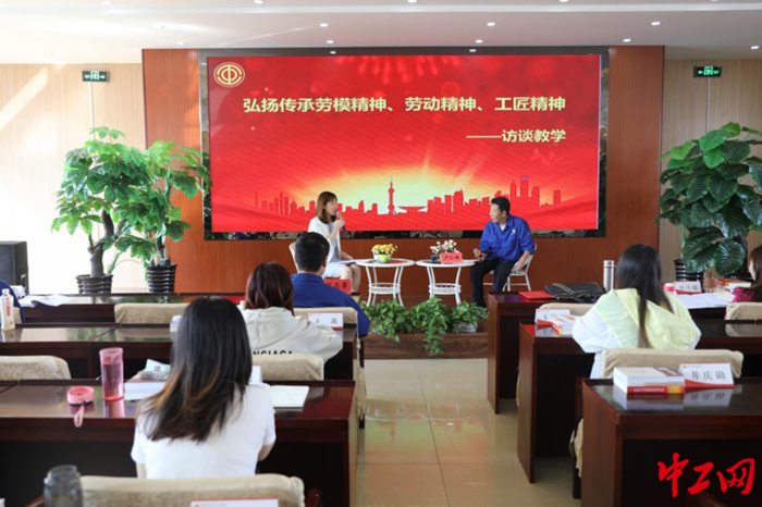 9月16日，在全区青年工会干部培训班上，大国工匠卢仁峰与学员分享成长经历。 王瑞波 摄