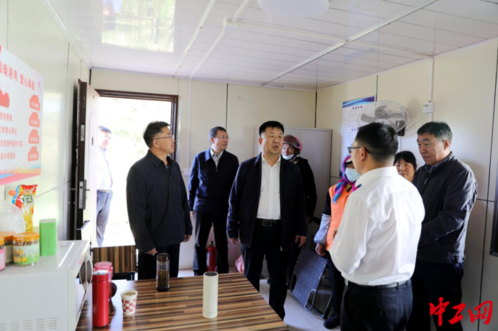 内蒙古自治区总工会党组书记、副主席张慧宇在户外劳动者驿站调研。 王瑞波 摄