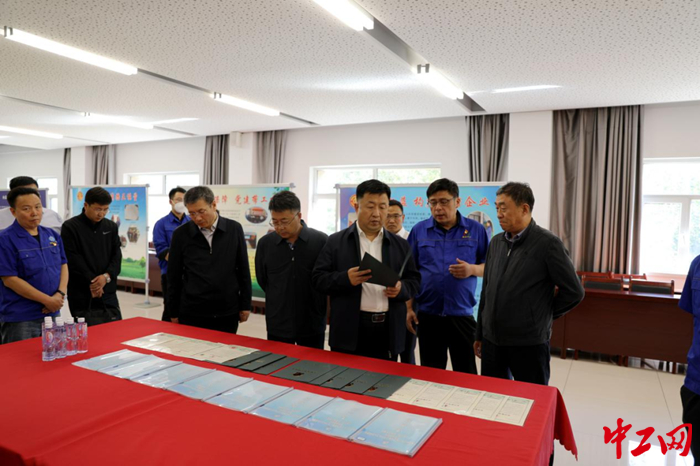 内蒙古自治区总工会党组书记、副主席张慧宇在内蒙古瑞达化工集团有限公司调研。王瑞波 摄