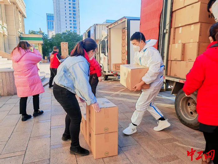 10月16日，呼和浩特市总工会慰问援呼医疗队及一线医务人员，图为慰问物资搬运现场。 呼和浩特市总工会供图