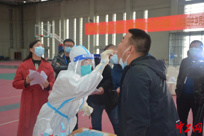 10月29日，二连浩特市总工会举办核酸采样技能竞赛，图为实操比赛现场。 贾明兰 摄