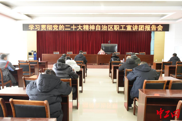 内蒙古自治区总工会党组成员、副主席吴燕平在赤峰市商贸物流园区宣讲党的二十大精神。 韩磊 摄