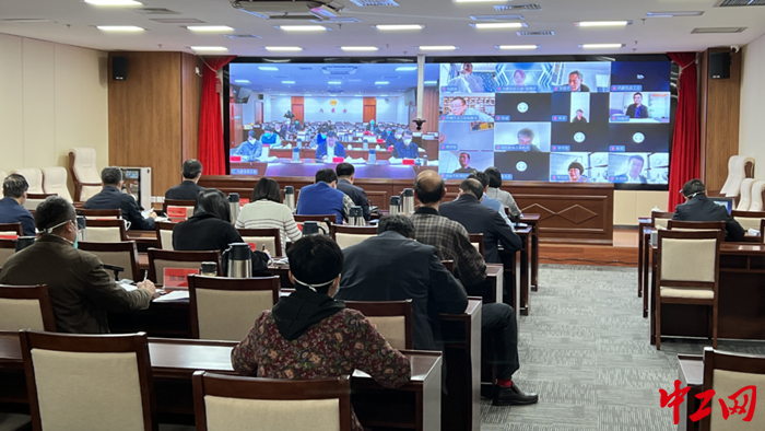 12月22日，内蒙古自治区总工会党组以视频形式召开2022年第55次（扩大）会议，图为会议现场。 霍日查 摄