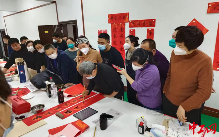 1月11日，赤峰市总工会举办的职工文化艺术骨干高级研修书法班正式开班，图为学习现场。 赤峰市总工会供图