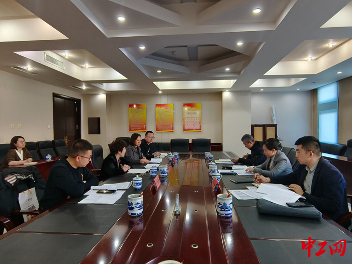 4月7日，包头市总工会到青山区调研指导工作并召开座谈会。 杨文裕 摄