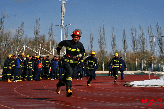 4月6日，首届鄂尔多斯市消防行业职业技能大赛举行，图为比赛现场。 万丽杨 摄