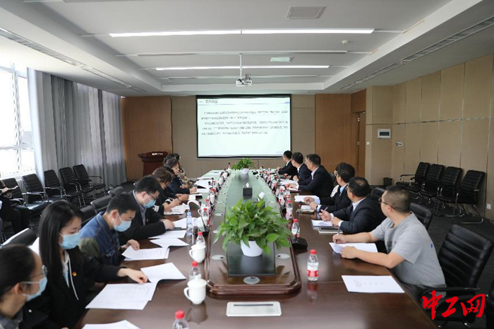 内蒙古自治区总工会与内蒙古浪潮公司召开座谈会。 刘旭亮 摄