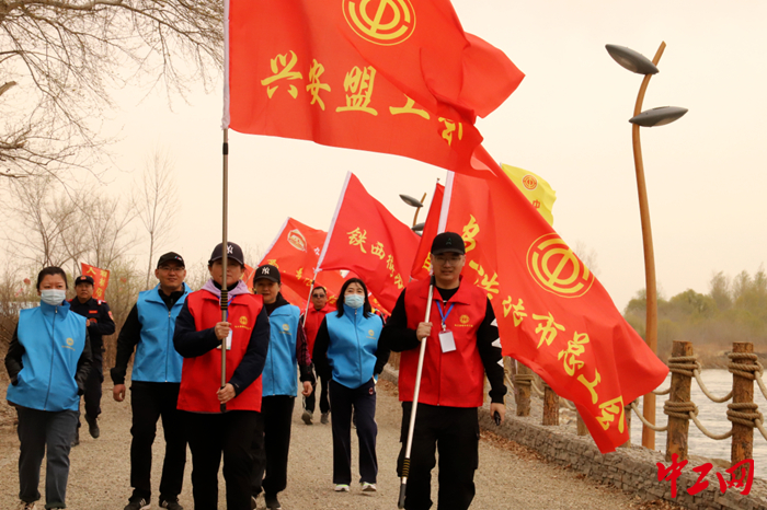4月29日，兴安盟工会举办“中国梦·劳动美——凝心铸魂跟党走 职工健步新时代”万名职工万步走活动。图为活动现场。 岳琪 摄