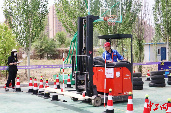 5月14日，内蒙古自治区物流行业职工技能比赛，叉车作业比赛现场。 呼和浩特市总工会供图