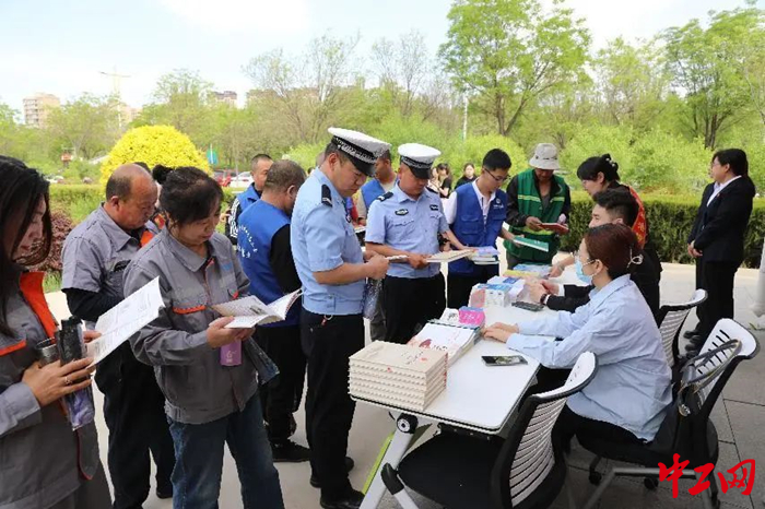 5月18日，内蒙古自治区总工会开展“美好生活 民法典相伴”法治宣传走进户外劳动者驿站活动。图为活动现场。 刘旭亮 摄 (1)