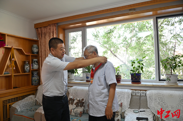 为老党员颁发了“光荣在党50年”纪念章。 包智明 摄