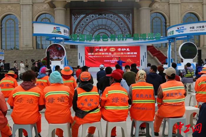 8月4日至7日，内蒙古自治区北疆职工乌兰牧骑走进兴安盟开展送文化到基层慰问演出活动。图为慰问演出现场。 兴安盟工会供图