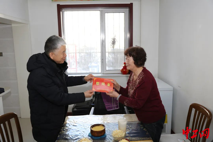 1月22日，内蒙古自治区总工走访慰问退休老干部。图为慰问活动现场。 吴昊 摄