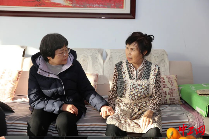 1月29日，内蒙古自治区总工会走访慰问退休老党员。图为慰问活动现场。 吴昊 摄